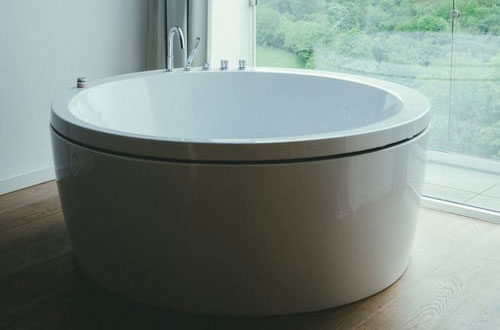 白色圆形浴室浴缸